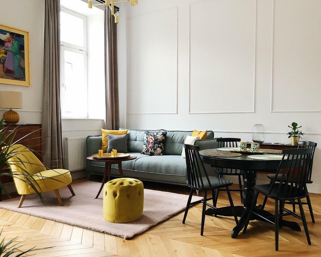 Tcf - With Free Garage Apartment *